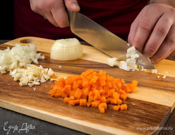 Лук, морковь, чеснок очистить, мелко нарезать. Фасоль красную ТМ «Националь» предварительно замочить в воде на несколько часов и отварить до полуготовности.