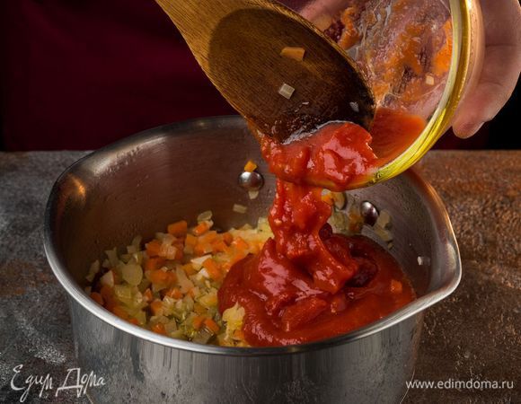 Добавить помидоры, аккуратно перемешать и тушить еще 5 минут.