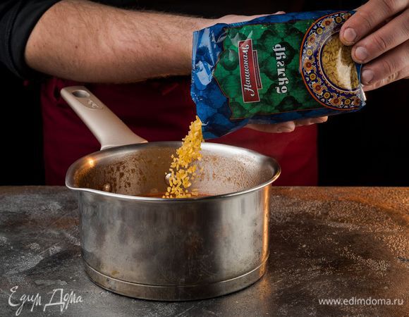 Через пять минут добавить булгур ТМ «Националь». Довести суп до кипения, убавить огонь и готовить под крышкой 15 — 20 минут. 