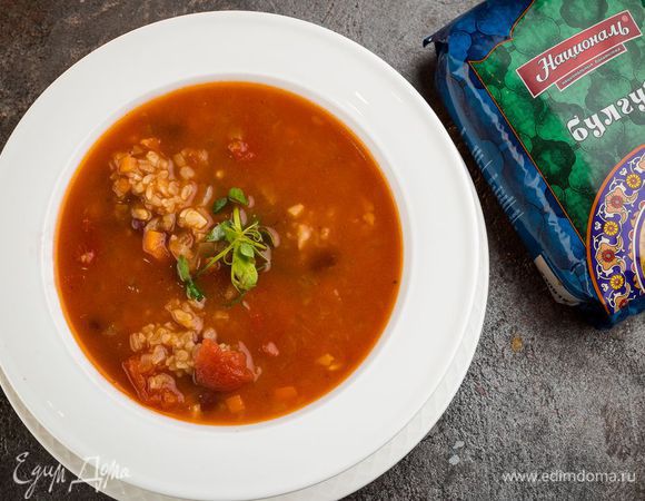 Проверять по готовности булгура. Добавить соль и перец по вкусу. Можно дать супу немного настояться и подавать на стол, украсив свежей зеленью.