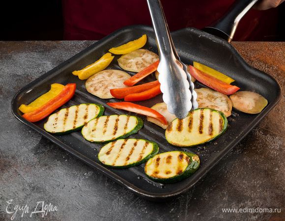 Разогреть в сковороде-гриль 2 — 3 ст. ложки оливкового масла и обжаривать нарезанные овощи со всех сторон до появления золотистых полосок.
