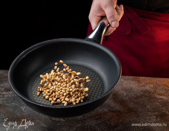 Кедровые орехи подсушить на разогретой сковороде.