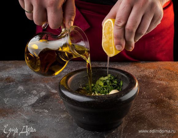 Приготовить соус песто: в ступке соединить листья базилика, петрушку, подсушенные орехи, чеснок и сыр, влить оливковое масло, лимонный сок и все перемешать.