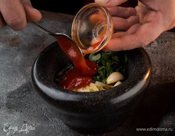 Приготовить заправку: соус песто соединить с томатной пастой, все посолить, поперчить и перемешать.