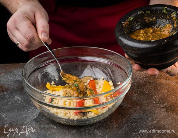 Обжаренные овощи соединить с кускусом, полить заправкой и все перемешать.