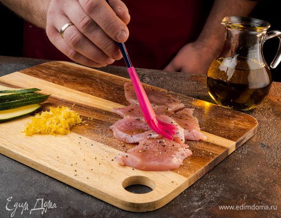 Цедру лимона натереть на мелкой терке, цукини нарезать длинными ломтиками. Грудку индейки смазать перцем, солью и оливковым маслом, отложить.