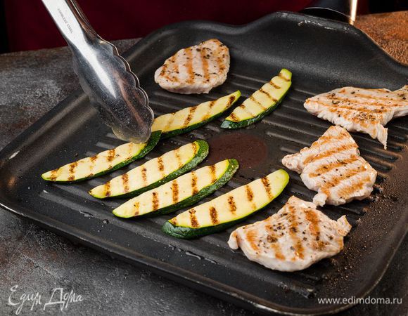 Ломтики цукини смазать заправкой со всех сторон и обжаривать цукини и индейку на скороводке - гриль до появления золотистых полосок, затем тонко нарезать.