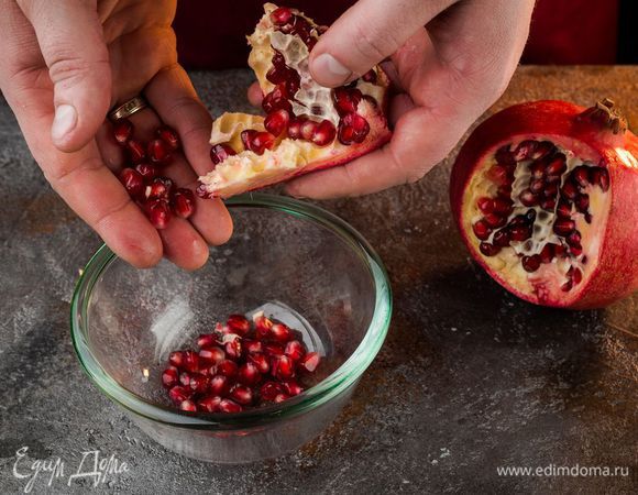 Четвертинку граната разобрать на зерна.