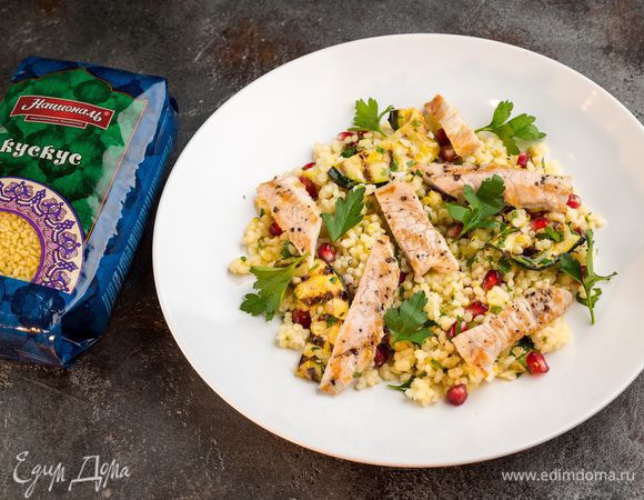 Выложить кускус на тарелку, сверху выкладываем кусочки индейки и полить оставшейся заправкой.