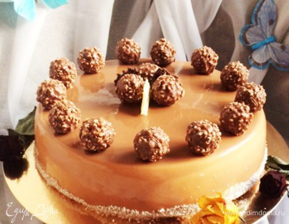 Второй раз торт готовила в силиконовой форме, результат меня порадовал куда больше. Во-первых - проще, во-вторых - выглядел торт более безупречно.