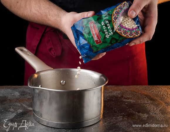 Замочите предварительно фасоль белую ТМ «Националь» в воде на пару часов или на ночь. Отварите до тех пор, пока фасоль не разварится. В конце варки добавьте соль.