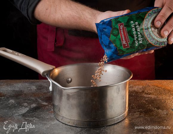 Отварить чечевицу красную ТМ «Националь» до готовности.