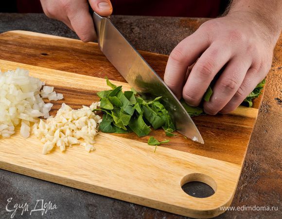 Лук и чеснок нарезать мелко и обжарить на растительном масле.