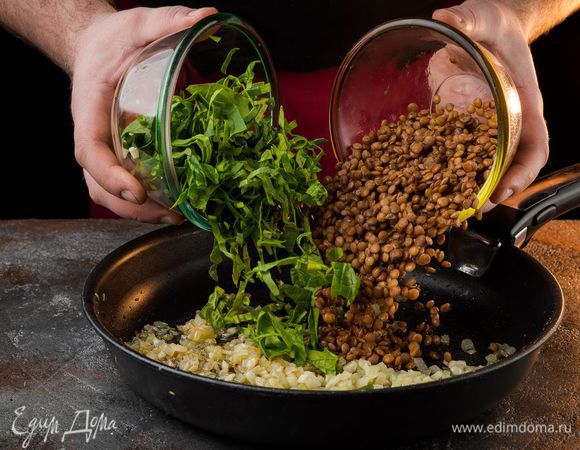Добавляем чечевицу, специи, шпинат.