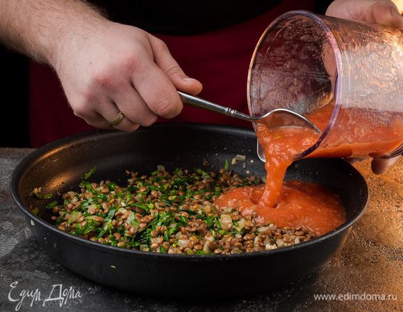 Добавить томаты к чечевице и протушить на медленном огне 5 минут. 