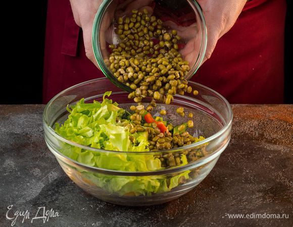 Все ингредиенты смешать в глубоком салатнике. 