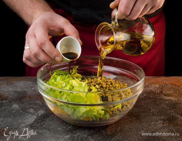 Добавить соевый соус и растительное масло.