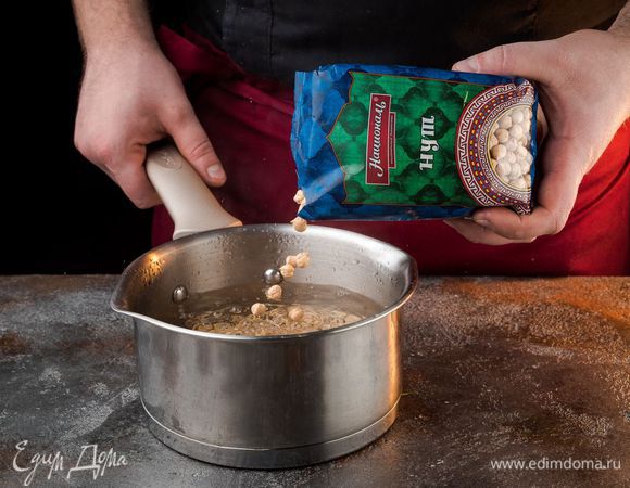 Нут ТМ «Националь» отварить до мягкого состояния. Чернослив промыть и замочить в теплой воде на 10 минут. Орехи измельчить.