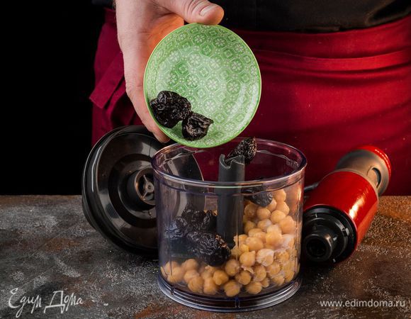 Нут и чернослив измельчить в блендере.