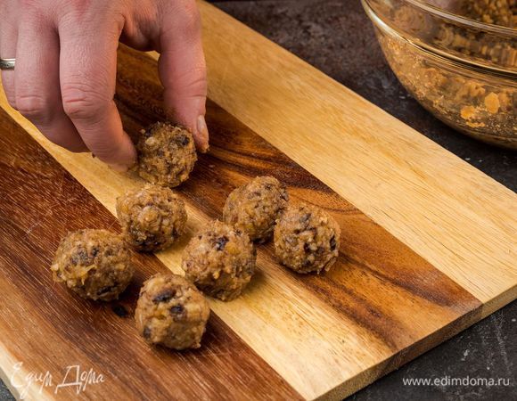 Из полученной массы скатать шарики. Поместить из в морозилку на 15 минут.