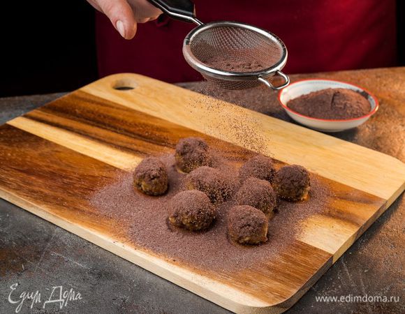Шарики щедро посыпать смесью какао и сахарной пудры. Украсить по желанию мятой.
