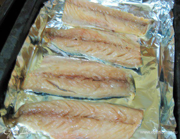 Филе посолить, выложить в форму для запекания на фольгу.
