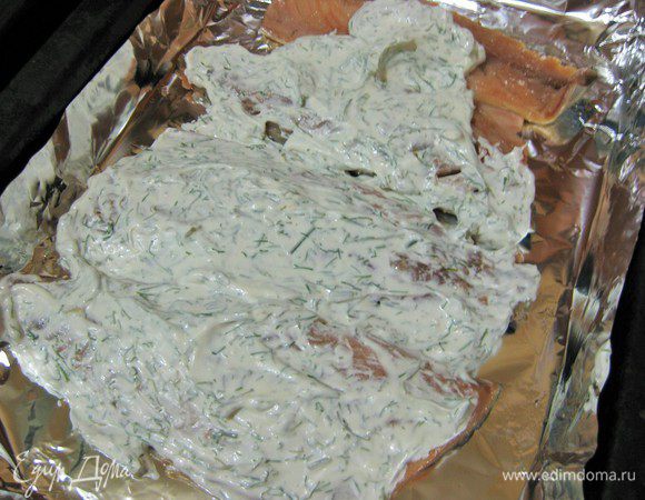 Покрываем рыбу соусом.