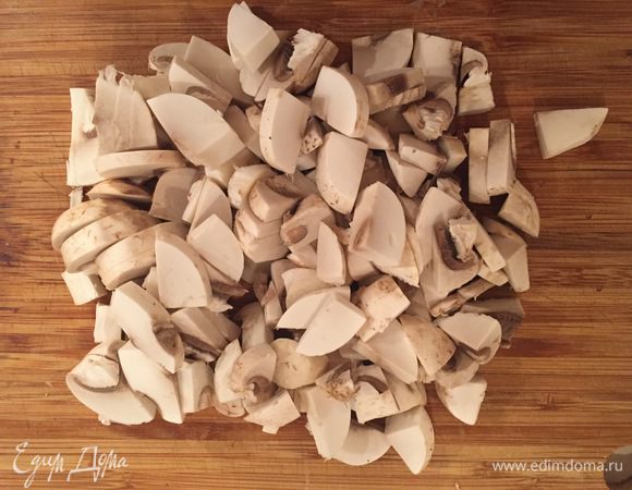 Нарезаем шампиньоны. Я люблю среднего размера, но можно и крупнее. 