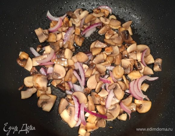 Жарим грибы. Когда они уже подрумянятся, добавим немного лука, примерно четверть луковицы. 
