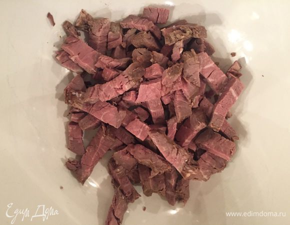 Нарезаем ростбиф. Форма любая, мне нравятся вот такие брусочки. 