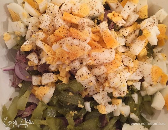 Все остальные ингредиенты нарезаем и складываем в миску. В этот салат яйца можно и не класть, будет тоже очень вкусно, но я решила сделать блюдо более сытным!