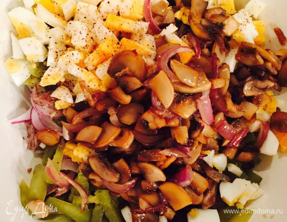 В самый последний момент добавляем грибы, которые уже остыли. 