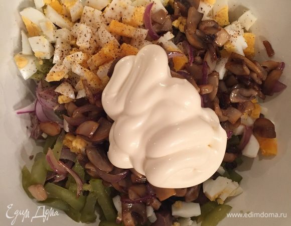 Добавляем майонез ТМ «Слобода» на перепелиных яйцах и все перемешиваем. 