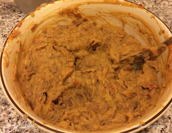 Фасоль отварить до готовности, размять. Лук мелко порезать, потушить, добавить томатную пасту, аджику и перемешать. Лук с томатом добавить к фасоли  перемешать. Затем добавить специи, бульон в котором варилось лобио и еще раз хорошо перемешать.