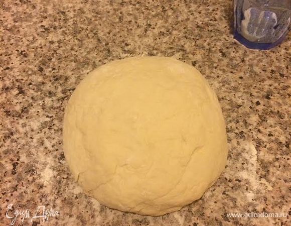 Затем начать постепенно добавлять муку, замесить нежное тесто, накрыть пленкой и дать постоять 30 — 40 минут.