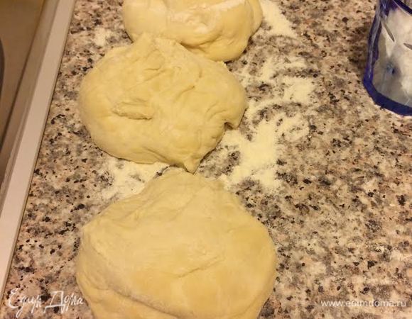 Тесто разделить на 3 части. Сковороду слегка смазать маслом и хорошо нагреть.