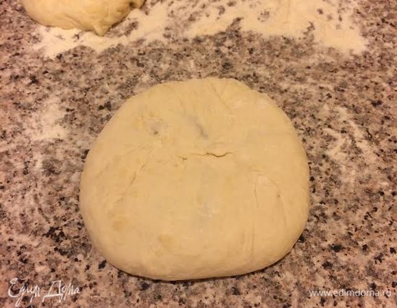 Защипить края теста.