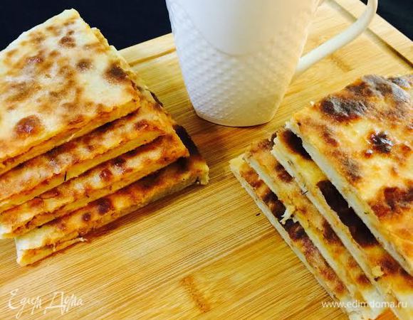 Готовое лобиани слегка смазать сливочным маслом и подавать. Приятного аппетита!