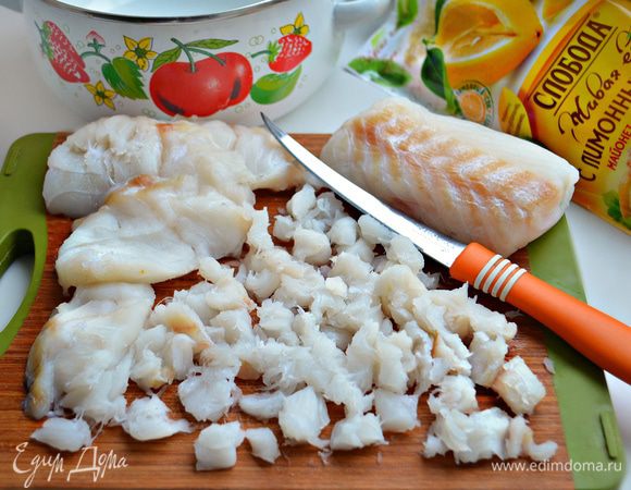 Филе рыбы промыть, обсушить, нарезать на мелкие кусочки (если рыба была заморожена, хорошо слейте всю лишнюю жидкость).