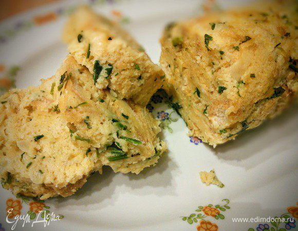 Кнедль готов. Достаньте его из кастрюли, обдайте быстро холодной водой и аккуратно раскройте фольгу. 