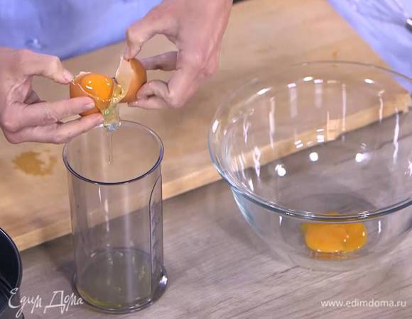 Белки отделить от желтков.