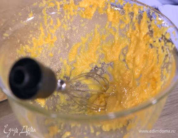 Желтки соединить с сахаром, влить ванильный экстракт и взбить все блендером с насадкой-венчиком.