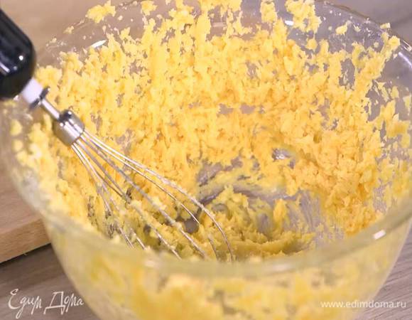 Выложить к желткам 90 г предварительно размягченного сливочного масла и продолжать взбивать, пока не получится однородная, гладкая масса.