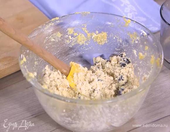 Добавить творог, измельченные орехи, манку и вишню, перемешать все лопаткой.