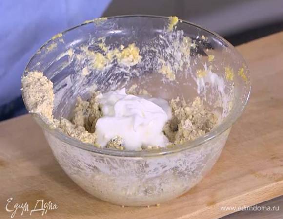 Белки взбить блендером с насадкой-венчиком в плотную, воздушную массу, а затем в два приема ввести в творожную массу и вымешать.