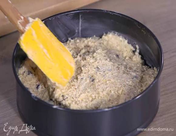 Разъемную форму для выпечки смазать оставшимся сливочным маслом, выложить тесто и разровнять его.