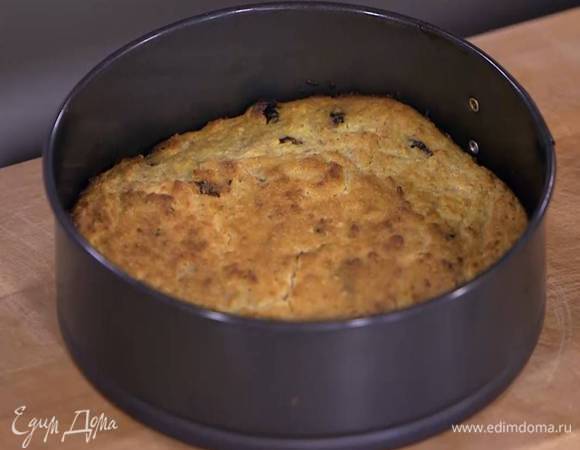 Выпекать творожник в разогретой духовке 30 минут.