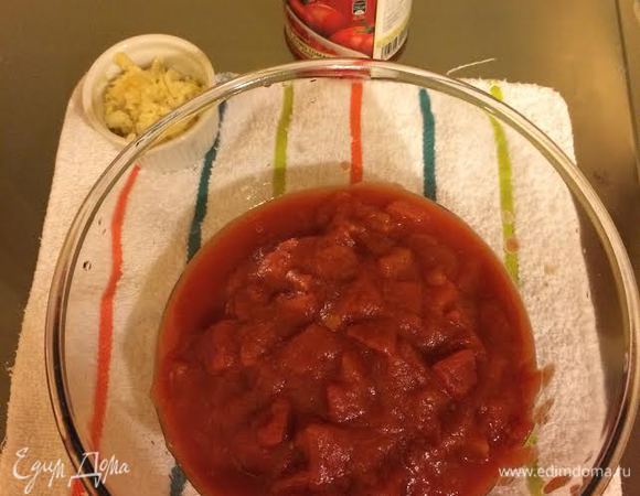 Переложить помидоры в миску и хорошо размять руками.