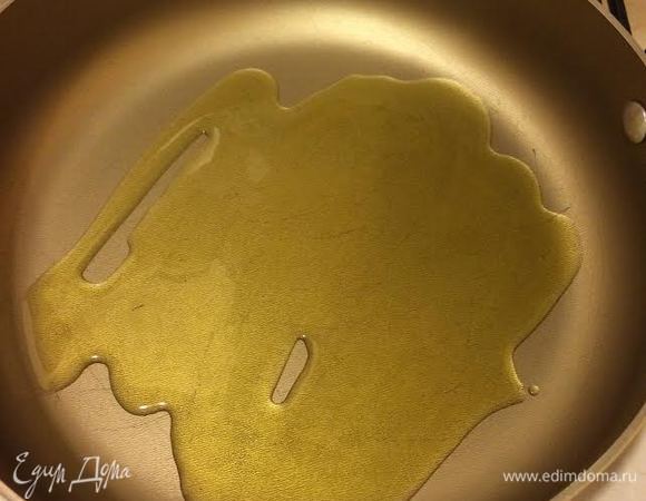 Сковороду с толстым дном поставить на огонь, налить масло. Чеснок выдавить через пресс.