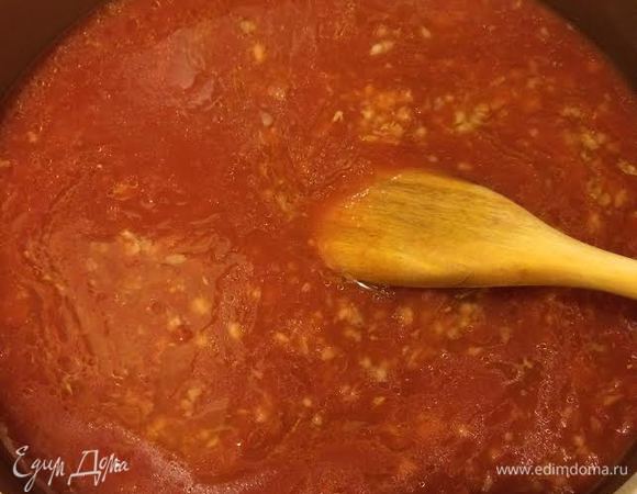 Добавить помидоры, воду, чеснок и перемешать.